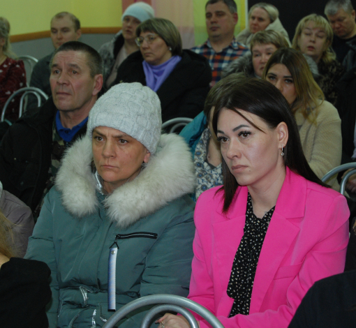 Жители Мостовского пришли за ответами на свои вопросы. Ответы услышали, но оптимизма они им не добавили.